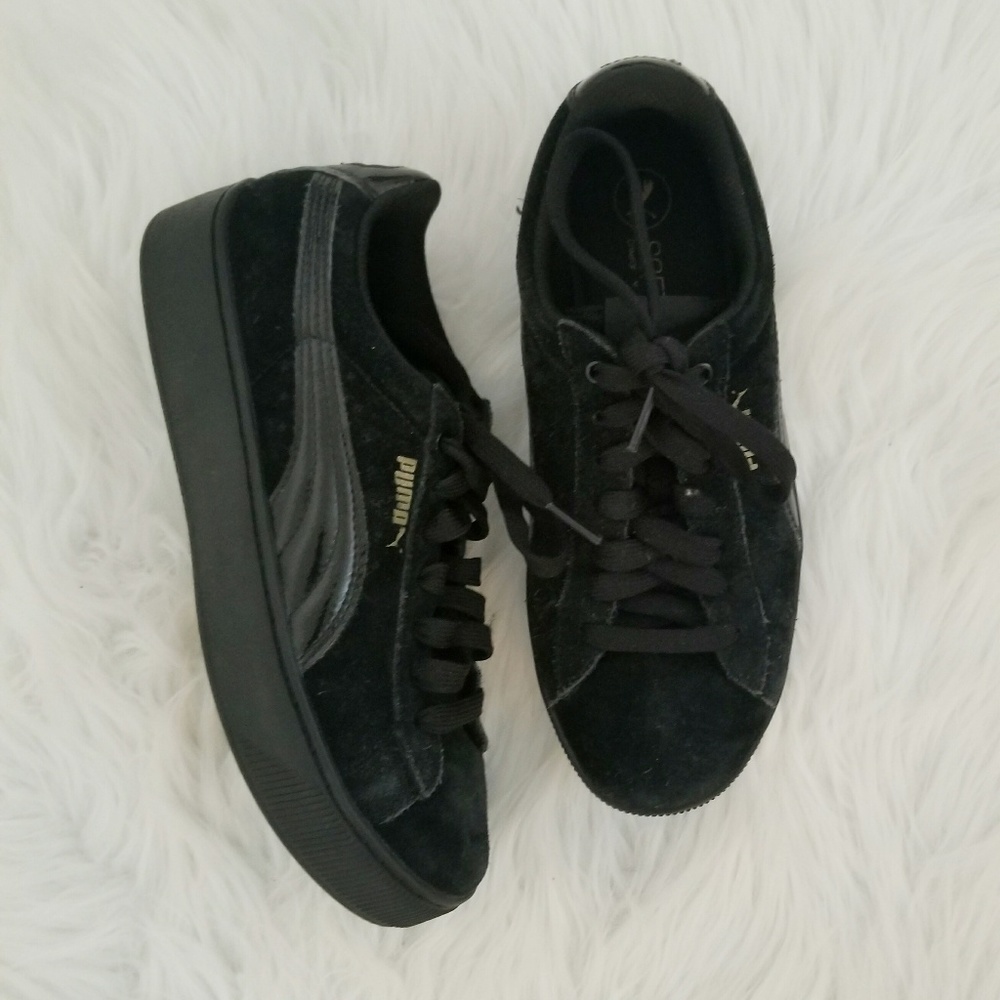 Women's Black Suede Pumas Size 6.5